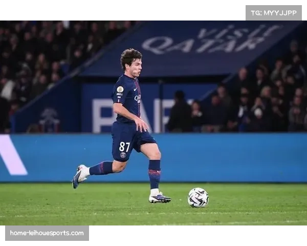 巴黎圣日耳曼中场三人组轮转换位:维蒂尼亚拖后组织与内维斯前插 巴黎圣日耳曼中场三人组轮转换位:维蒂尼亚拖后组织与内维斯前插